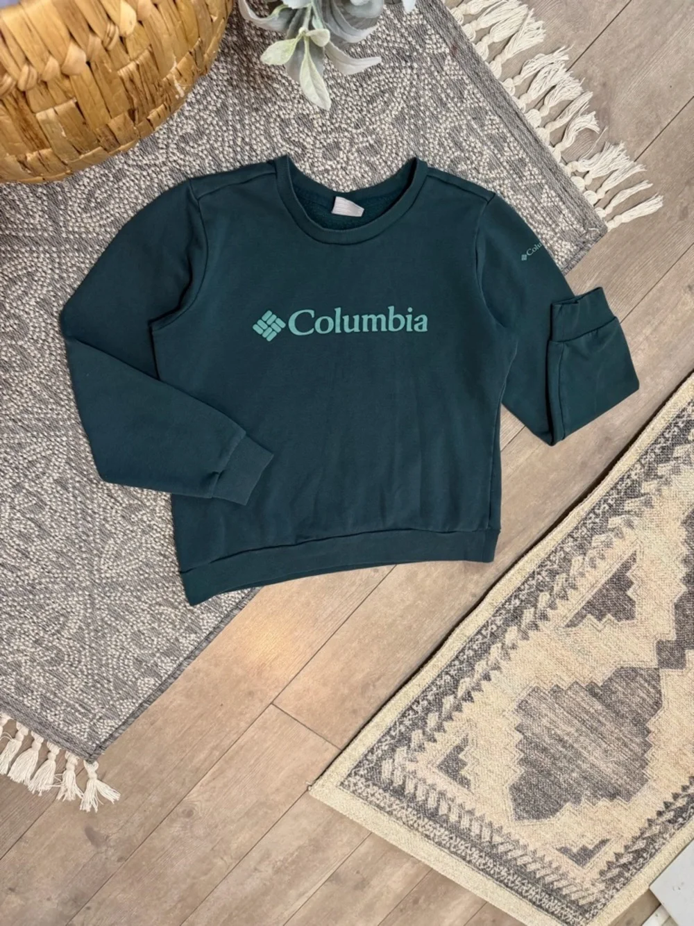 Columbia Tweens Dark Teal Crewneck Sweatshirt with Mint Logo Size Medium Unisex